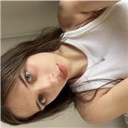 Studente universitario di biotecnologie che impartisce lezioni di chimica